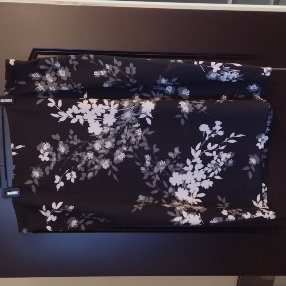Worthington Knit Pencil Skirt in Black w/Gray and White Flower Print